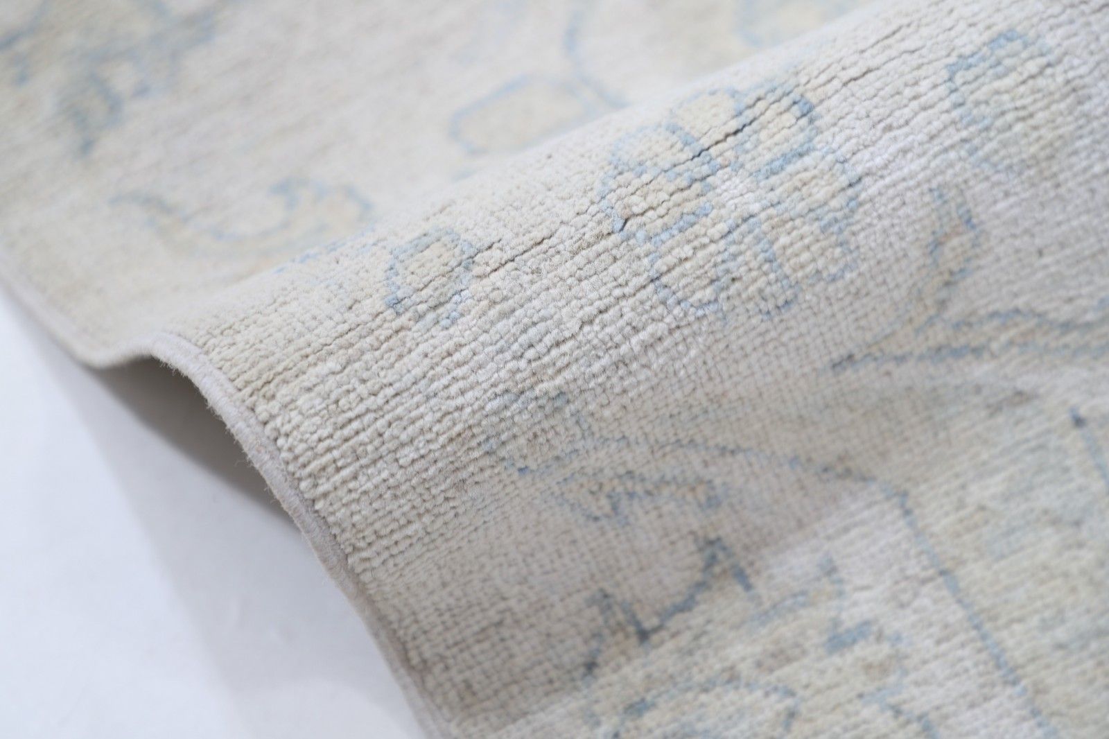 Tapis en laine noué à la main, ivoire et bleu, motif médaillon floral, 1,50 x 2,04 m photo 1944.0