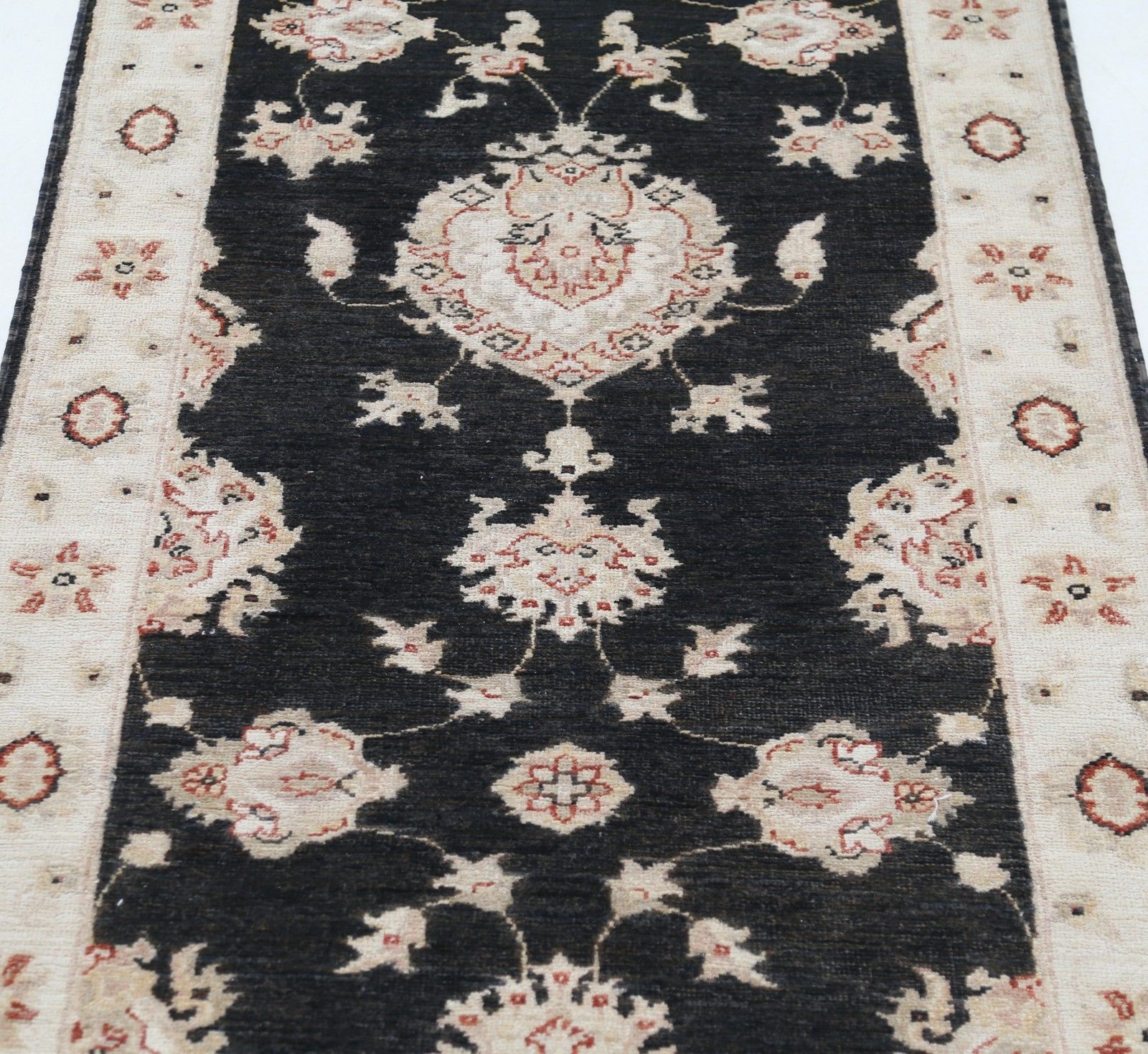 2,7 x 8,2 ft Handgeknoopt zwart-beige loperkleed. Bloemmotief gangkleed voor hal en gang photo for sale
