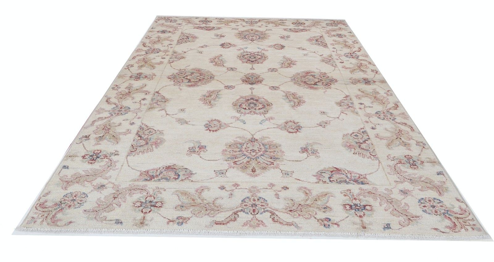 Handgeknoopt beige vloerkleed 120 x 180 cm met allover bloemmotief. 100% wol photo Textiel