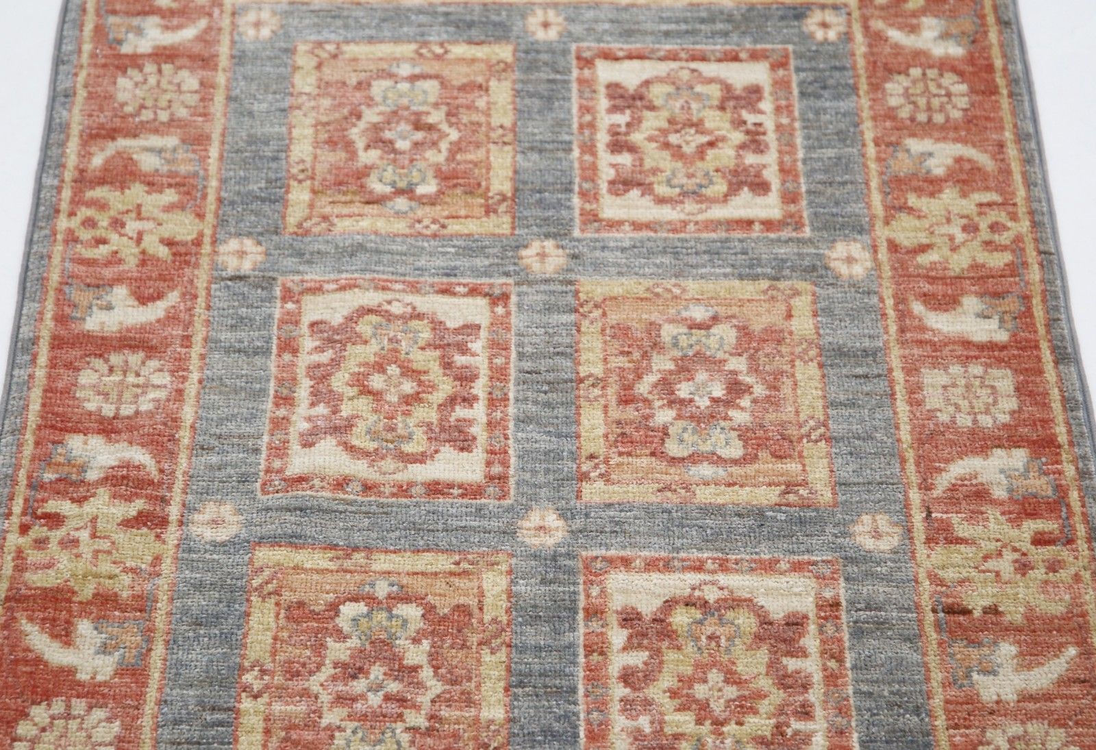 Tapis à motifs géométriques noué à la main, gris, corail et or, 67 x 97 cm photo 422.0