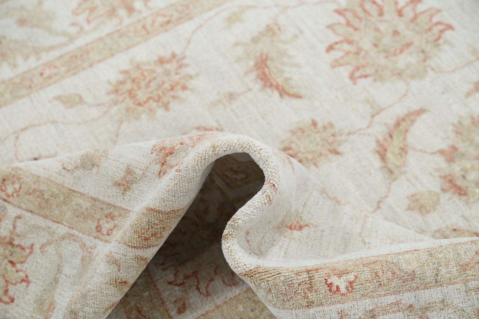 5,6x7,7 ft Handgeknoopt Beige Wollen Oushak Vloerkleed met Allover Bloemmotief photo vinterior