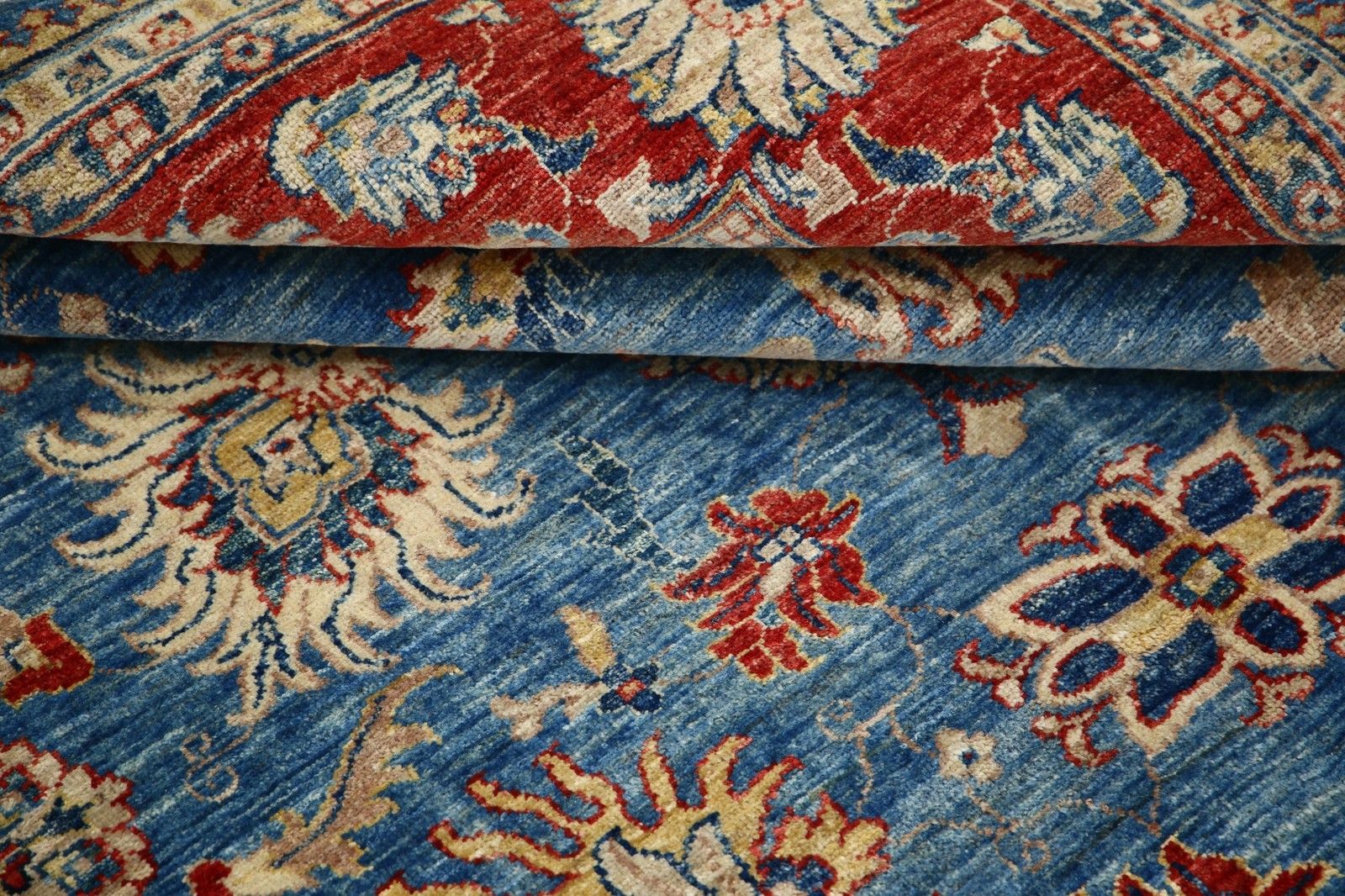 Tapis en laine noué à la main, bleu clair, rouge et ivoire, à motif floral, 170 x 230 cm photo for sale