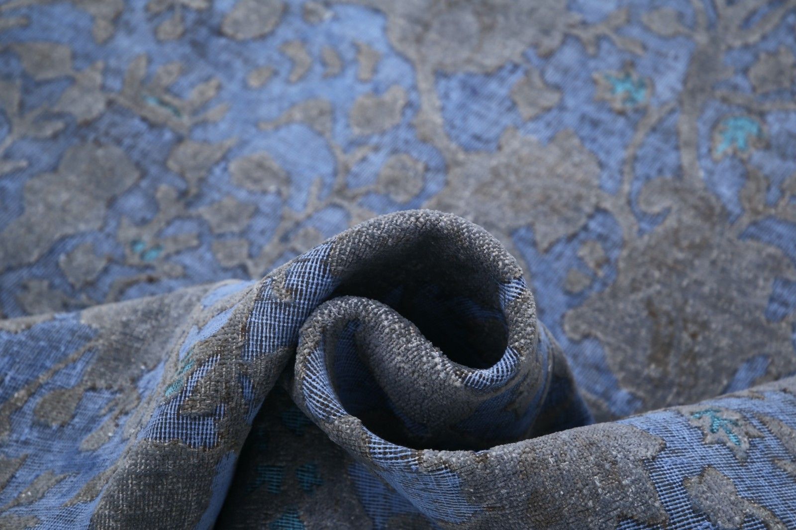 Tapis noué à la main bleu et gris, 2,62 x 3,41 m, motif floral botanique photo vinterior