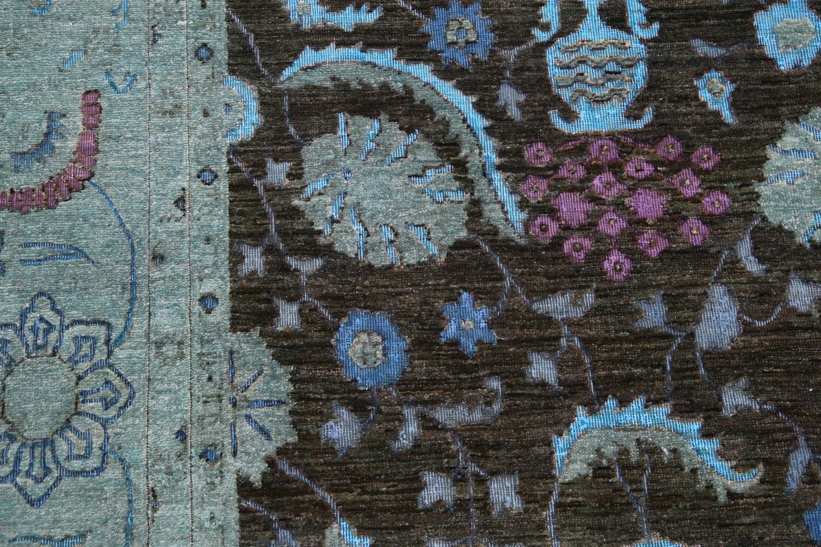 Tapis artisanal 2,65 x 3,59 m gris, bleu clair et lavande, motif vase fleuri photo buy