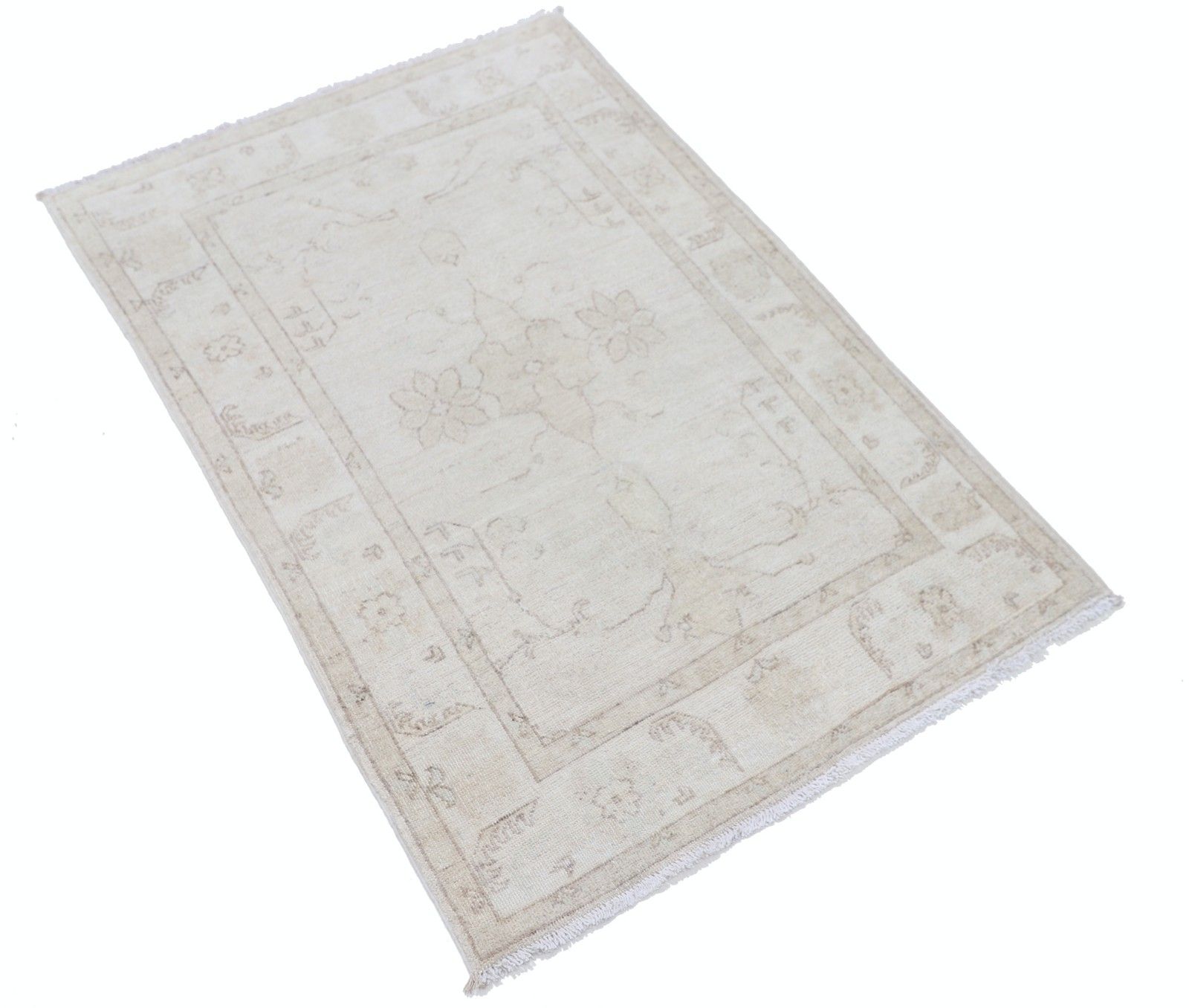 2,6x4 ft handgeknoopt beige Turks wollen vloerkleed. Klein kleed met bloemmotief photo furniture