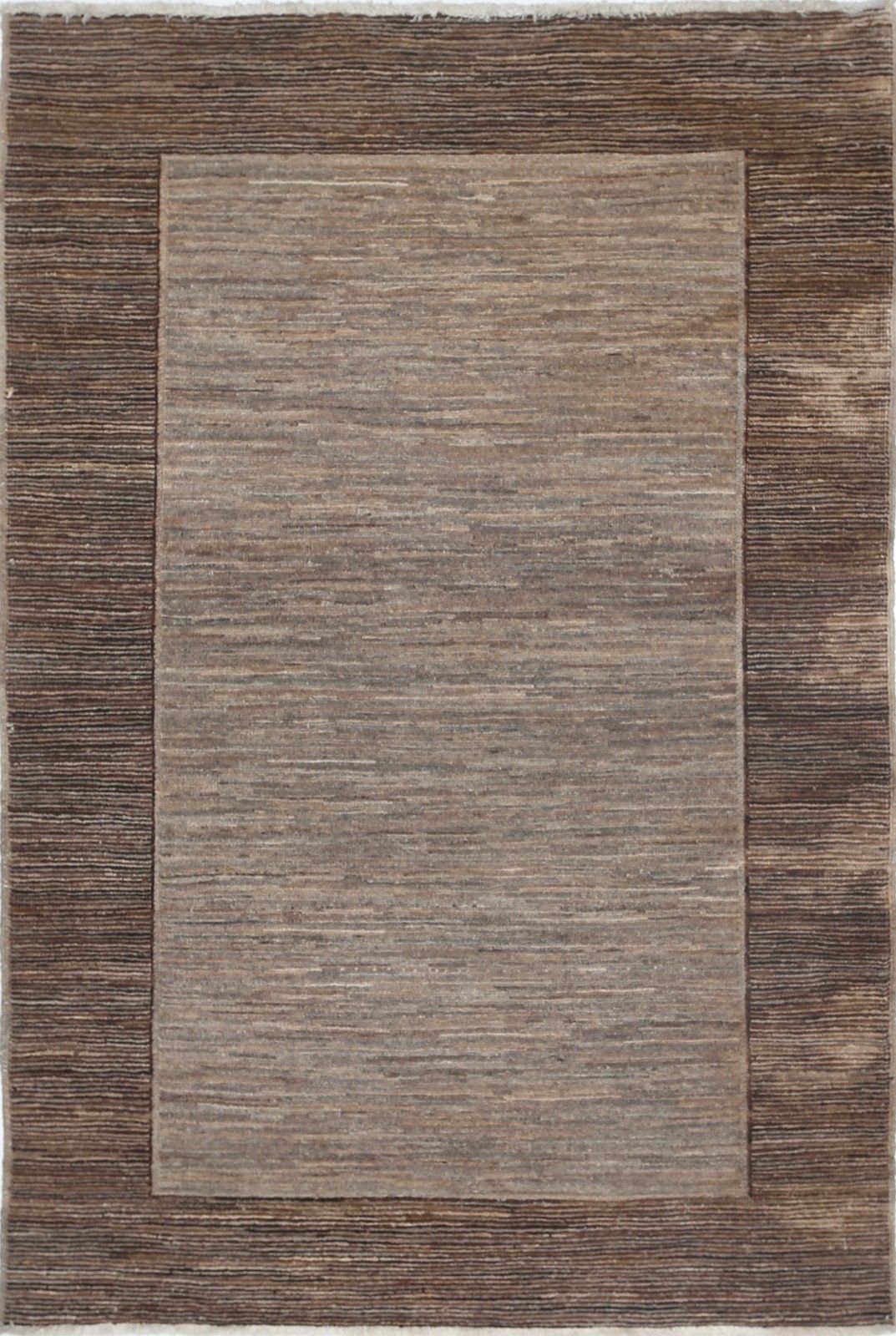 Tapis noué à la main marron et taupe, motif à bordure minimaliste, 100 x 153 cm