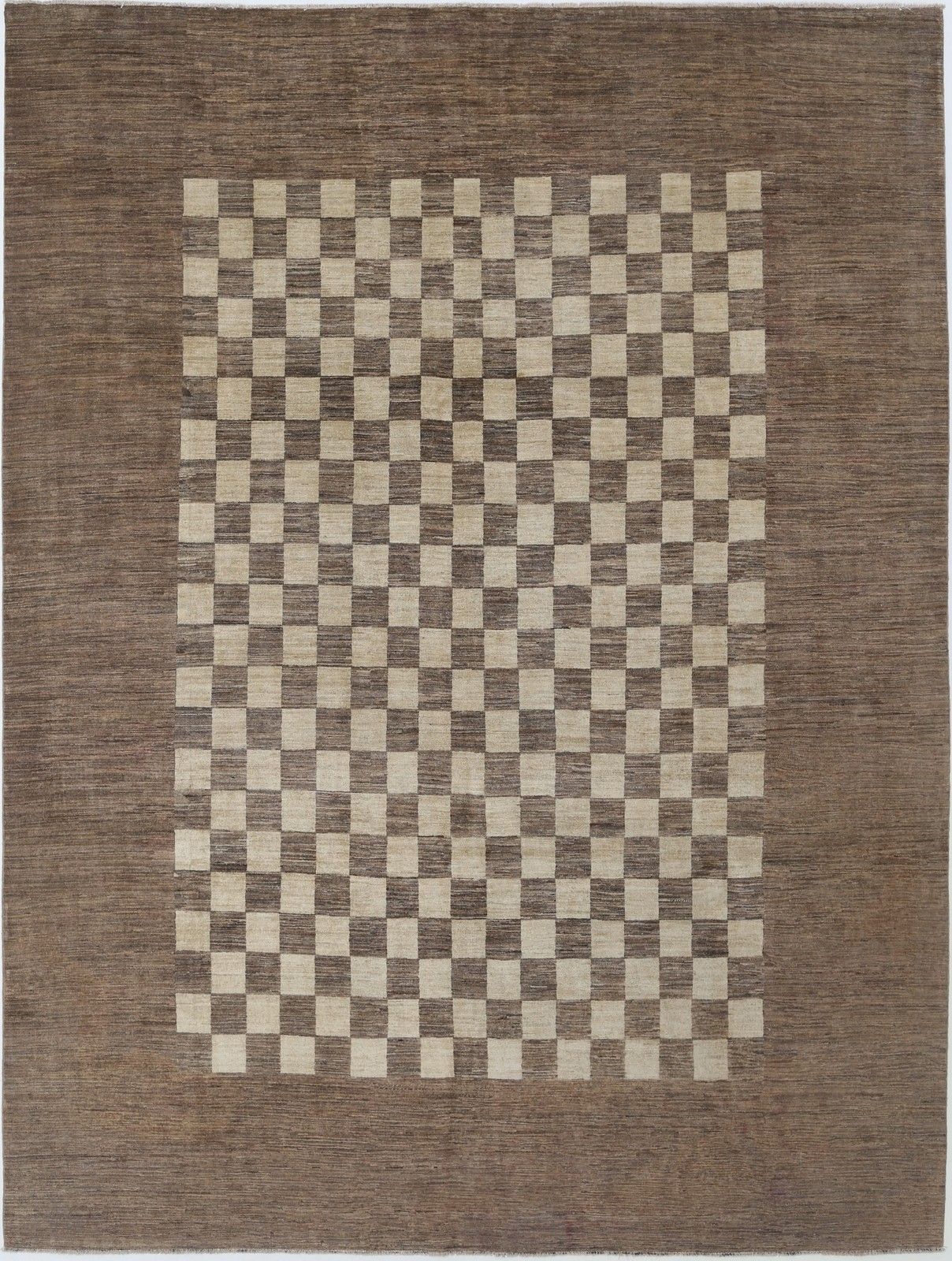 Tapis fait main brun et ivoire, 274 x 356 cm. Motif géométrique à carreaux