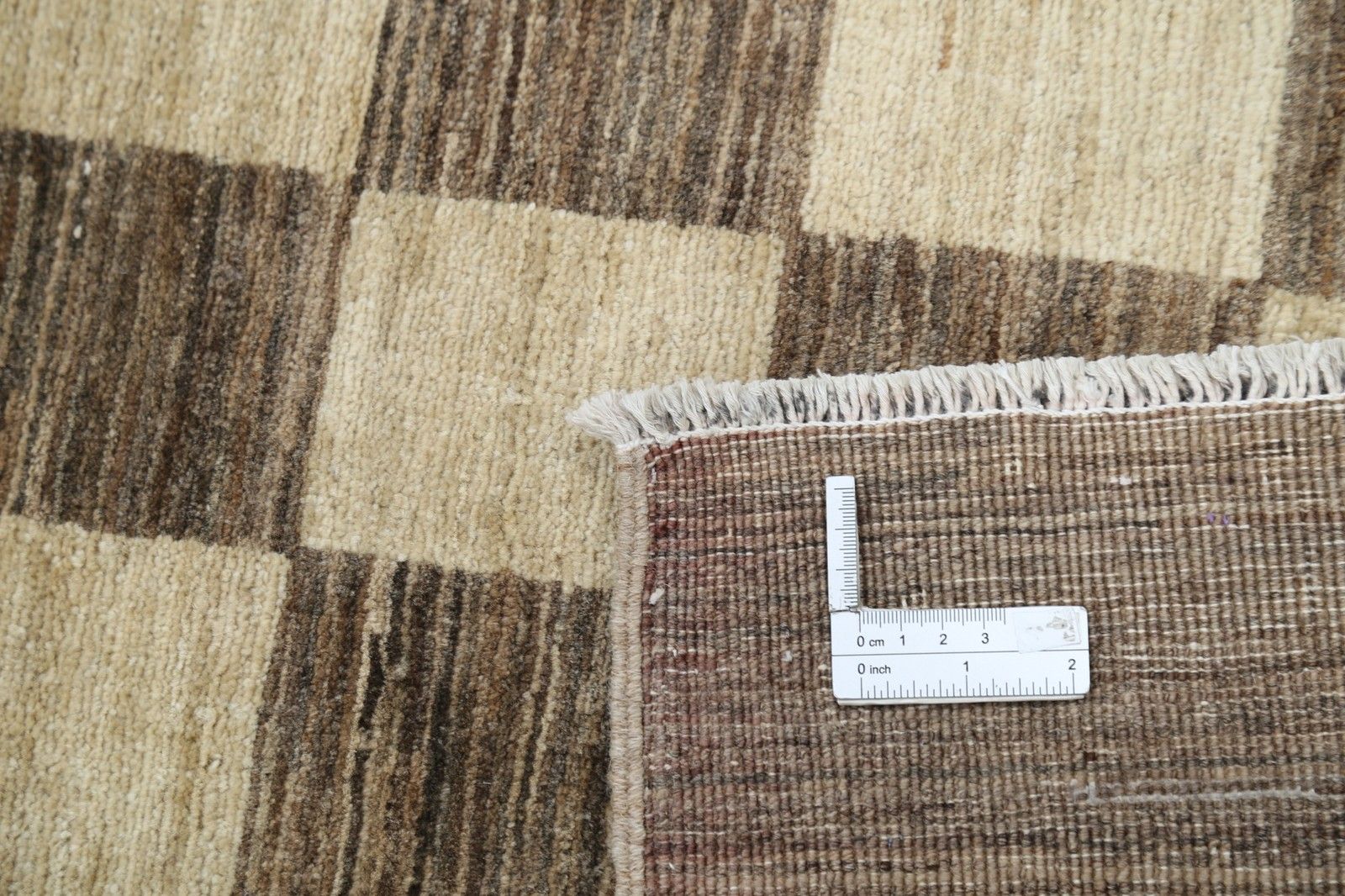 Tapis fait main brun et ivoire, 274 x 356 cm. Motif géométrique à carreaux photo buy