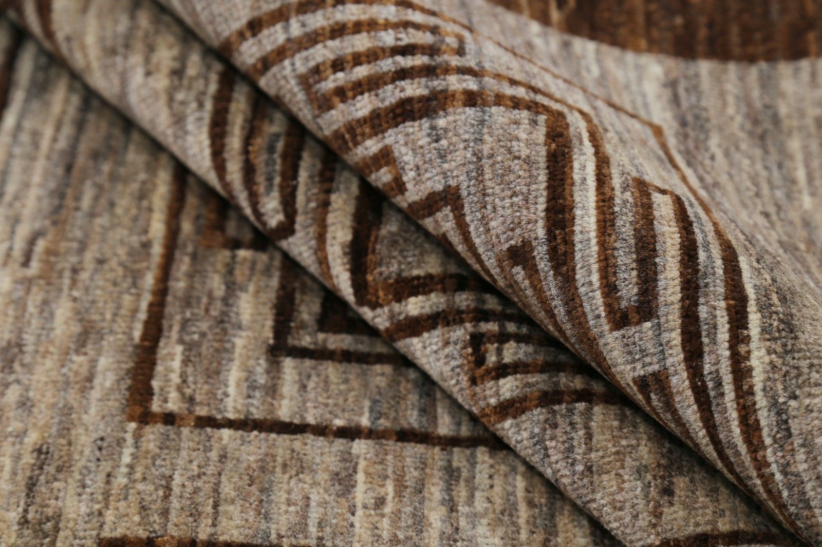 Tapis noué à la main, marron et beige, 9,5 x 13 ft. Motif géométrique à carrés photo for sale
