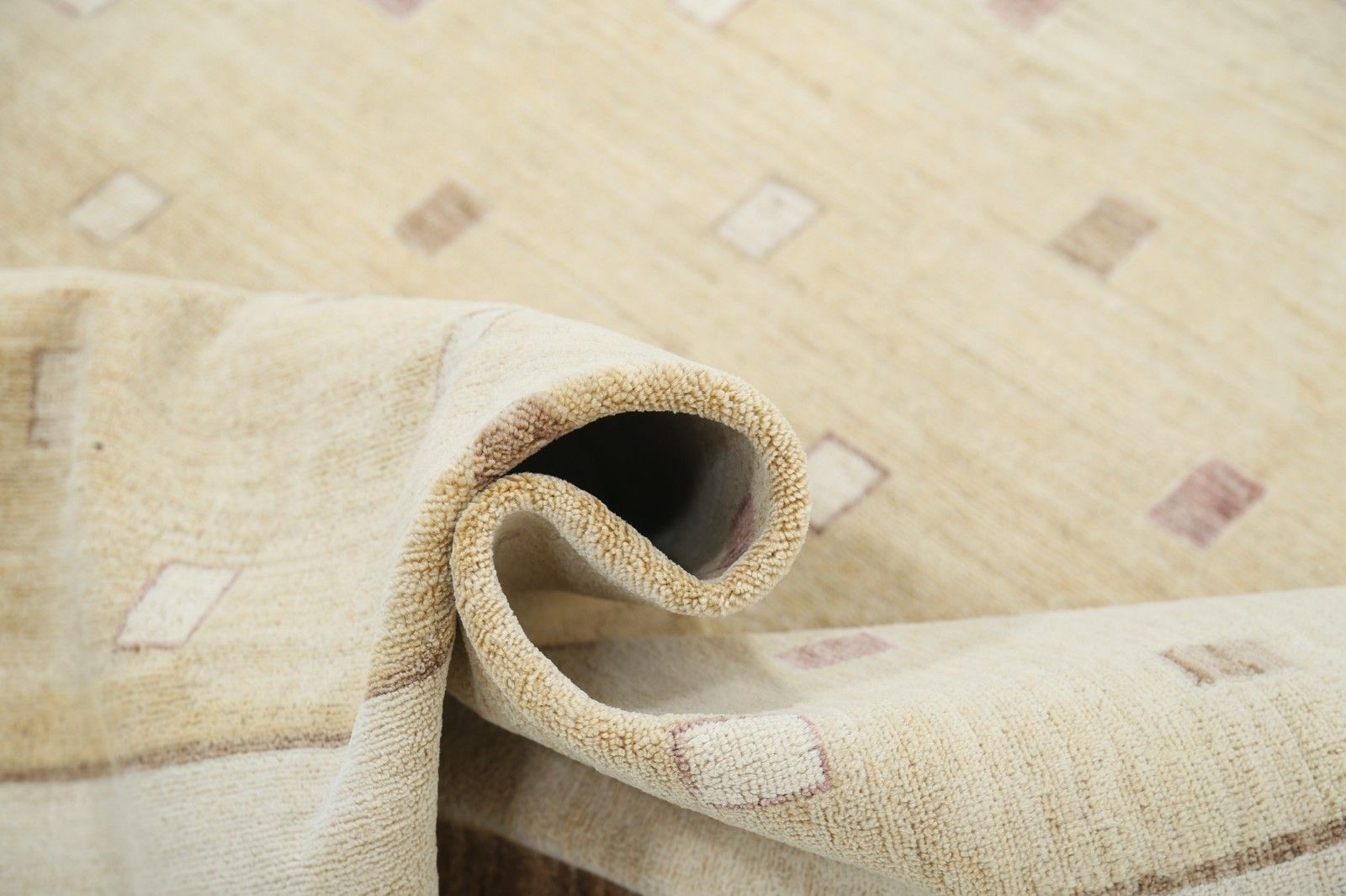 Tapis noué à la main beige et taupe, 1,71 x 2,44 m. Tapis à motif géométrique minimaliste à points photo vinterior