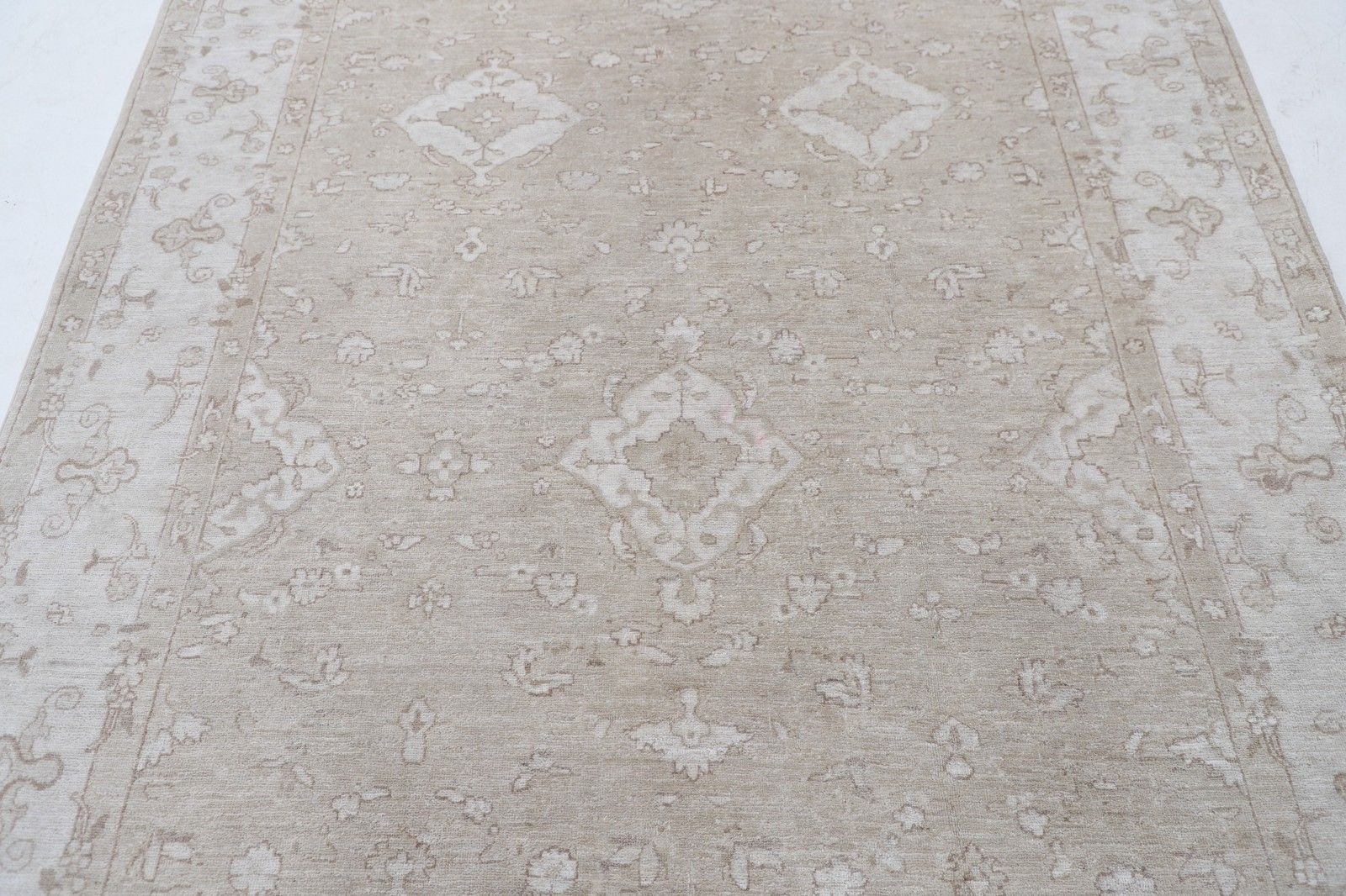 Tapis de sol turc noué à la main, motif floral, beige, 176 x 249 cm. 100 % laine photo for sale