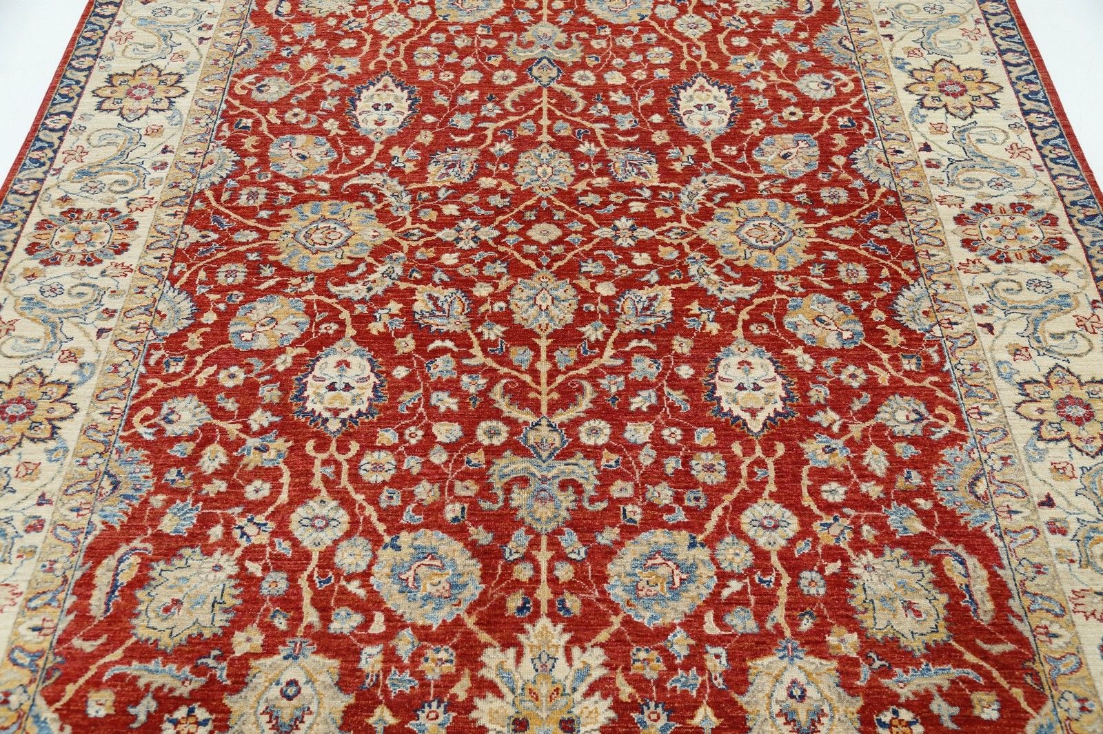 Grand tapis Oushak floral noué à la main, 204 x 293 cm, en rouge et beige. 100 % laine photo for sale
