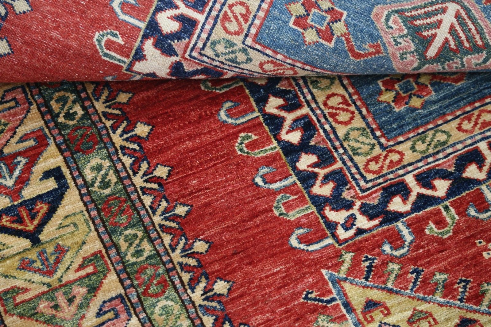 Tapis noué à la main rouge, bleu marine et ivoire, 145 x 213 cm. Motif géométrique tribal photo 1632.0
