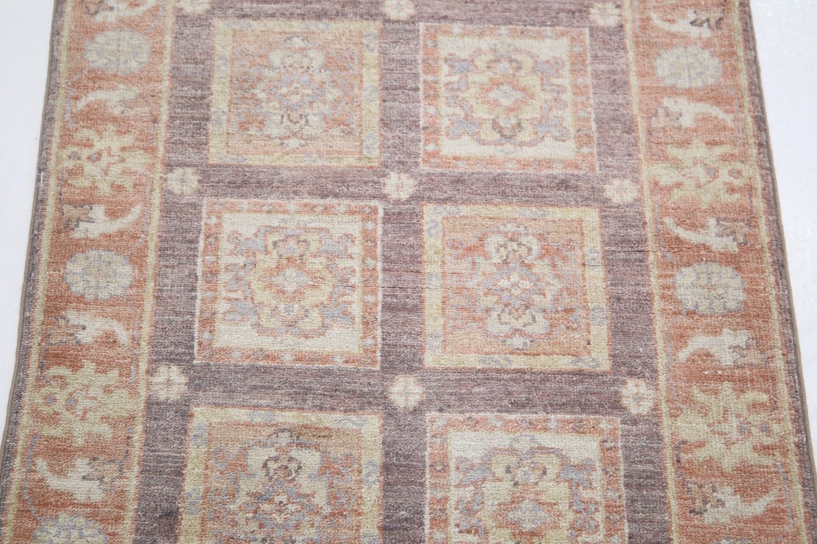 Tapis 67 x 91 cm noué à la main, rouille, brun et or, motif géométrique floral photo 349.0