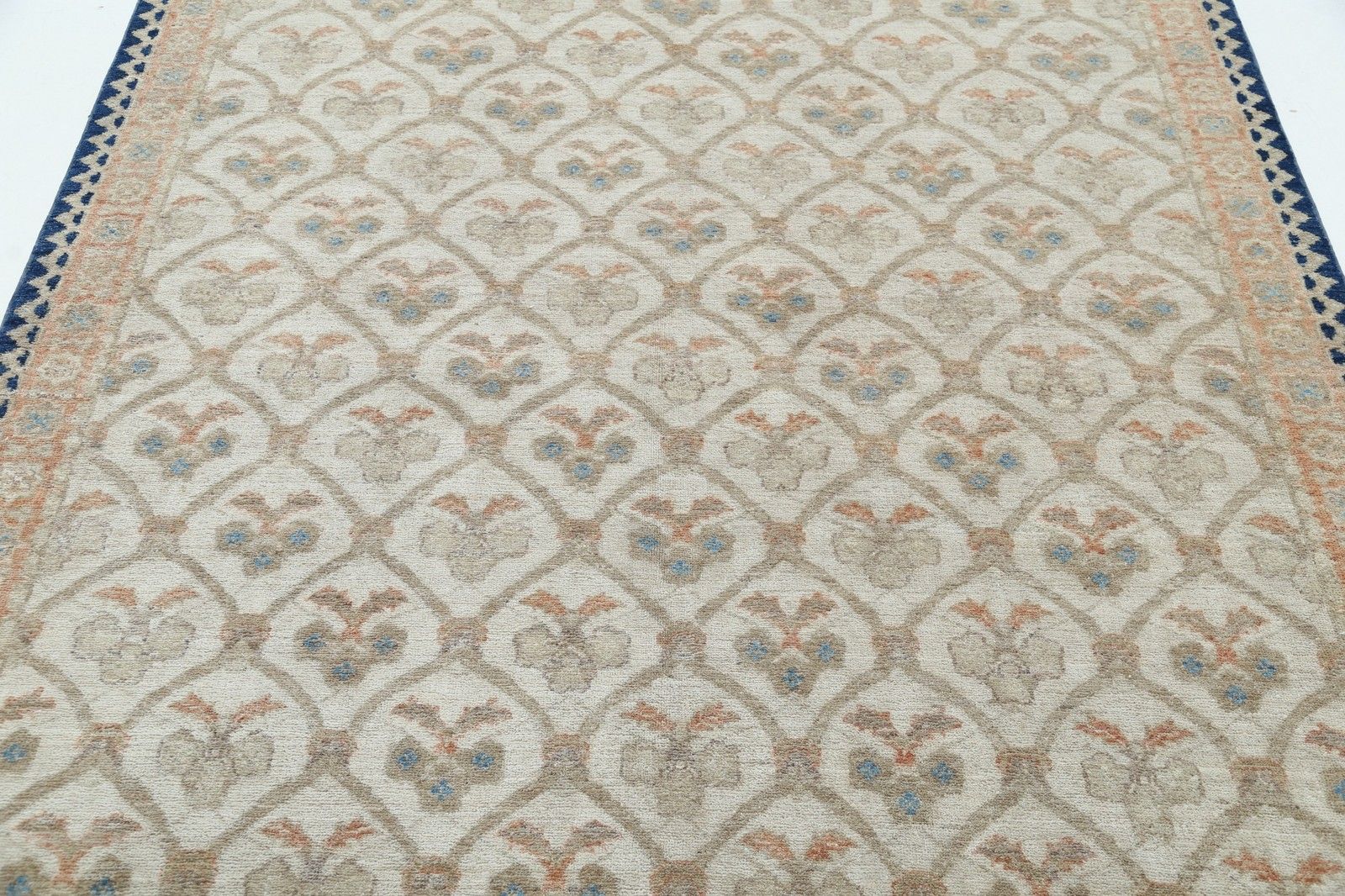 Tapis en laine beige et bleu à motif floral géométrique, noué à la main, 1,70 x 2,40 m photo 2100.0