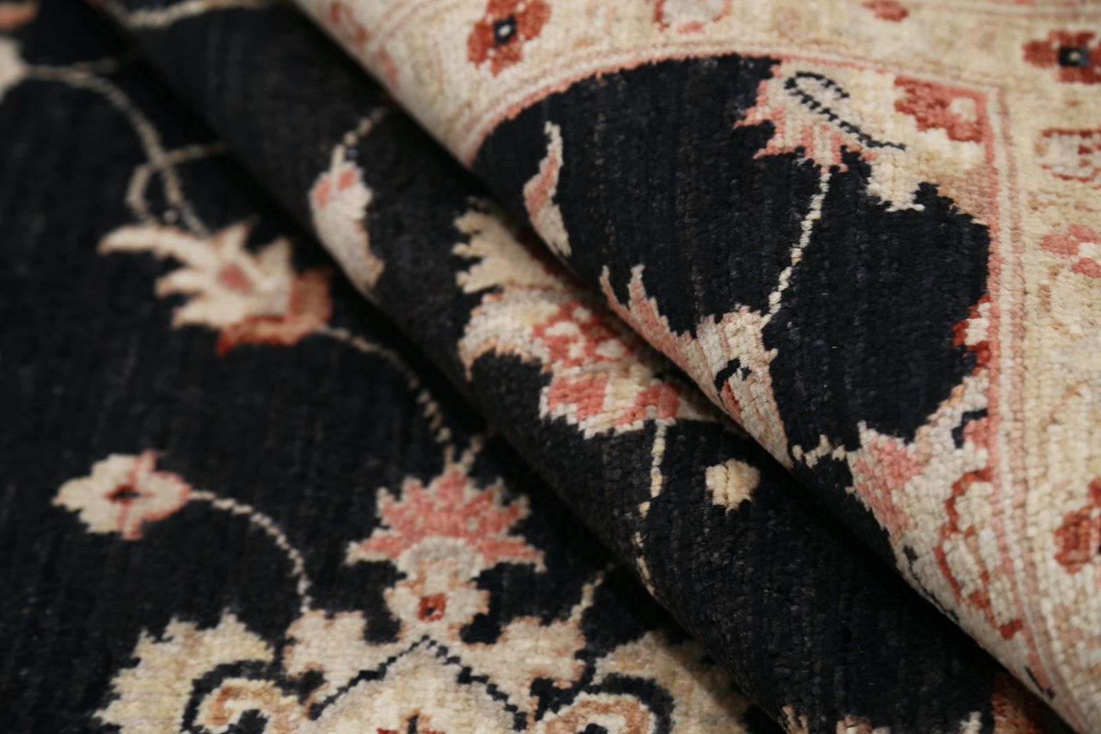 Grand tapis Oushak floral noué à la main, 206 x 305 cm, en noir et beige. 100 % laine photo vinterior