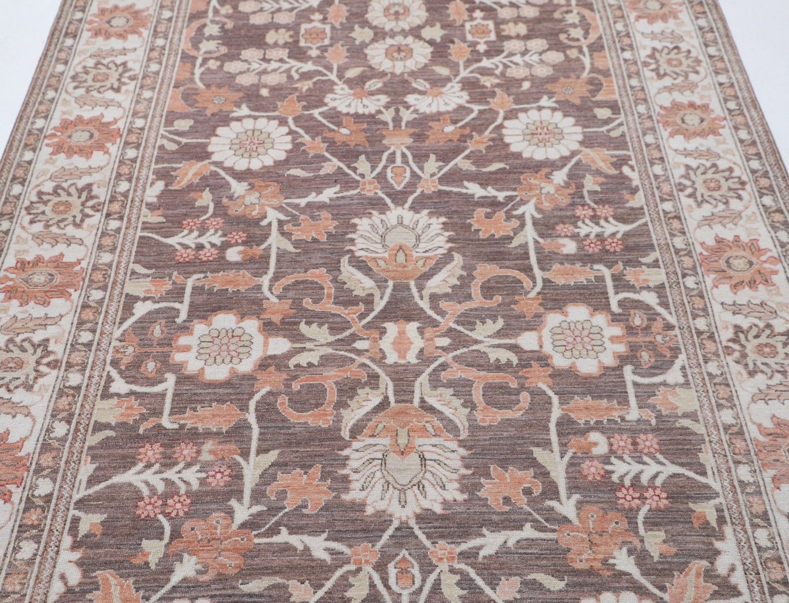 Tapis noué à la main 150 x 290 cm, taupe, beige et rose poudré. Tapis à motif floral traditionnel photo for sale