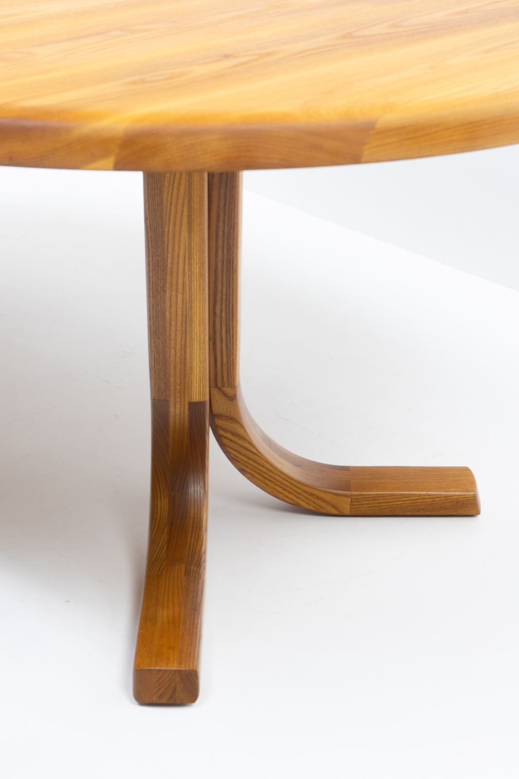 French Design Round Dining Table In Elm, Ebénisterie Seltz – 1980s photo Furniture