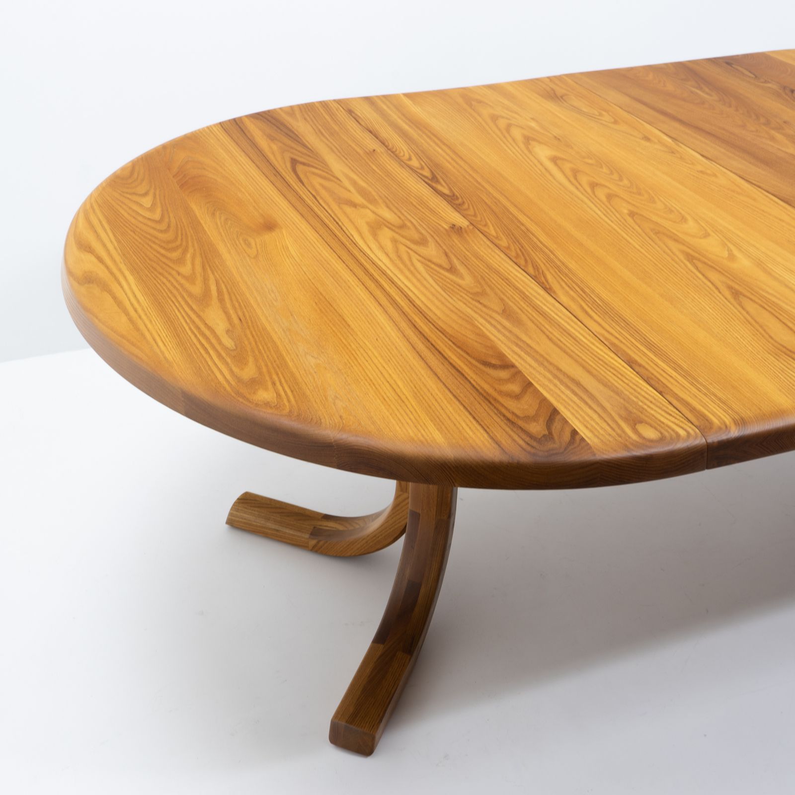 French Design Round Dining Table In Elm, Ebénisterie Seltz – 1980s photo vinterior