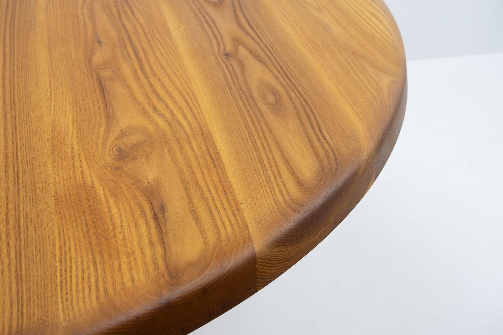 photo furniture French Design Round Dining Table In Elm, Ebénisterie Seltz – 1980s