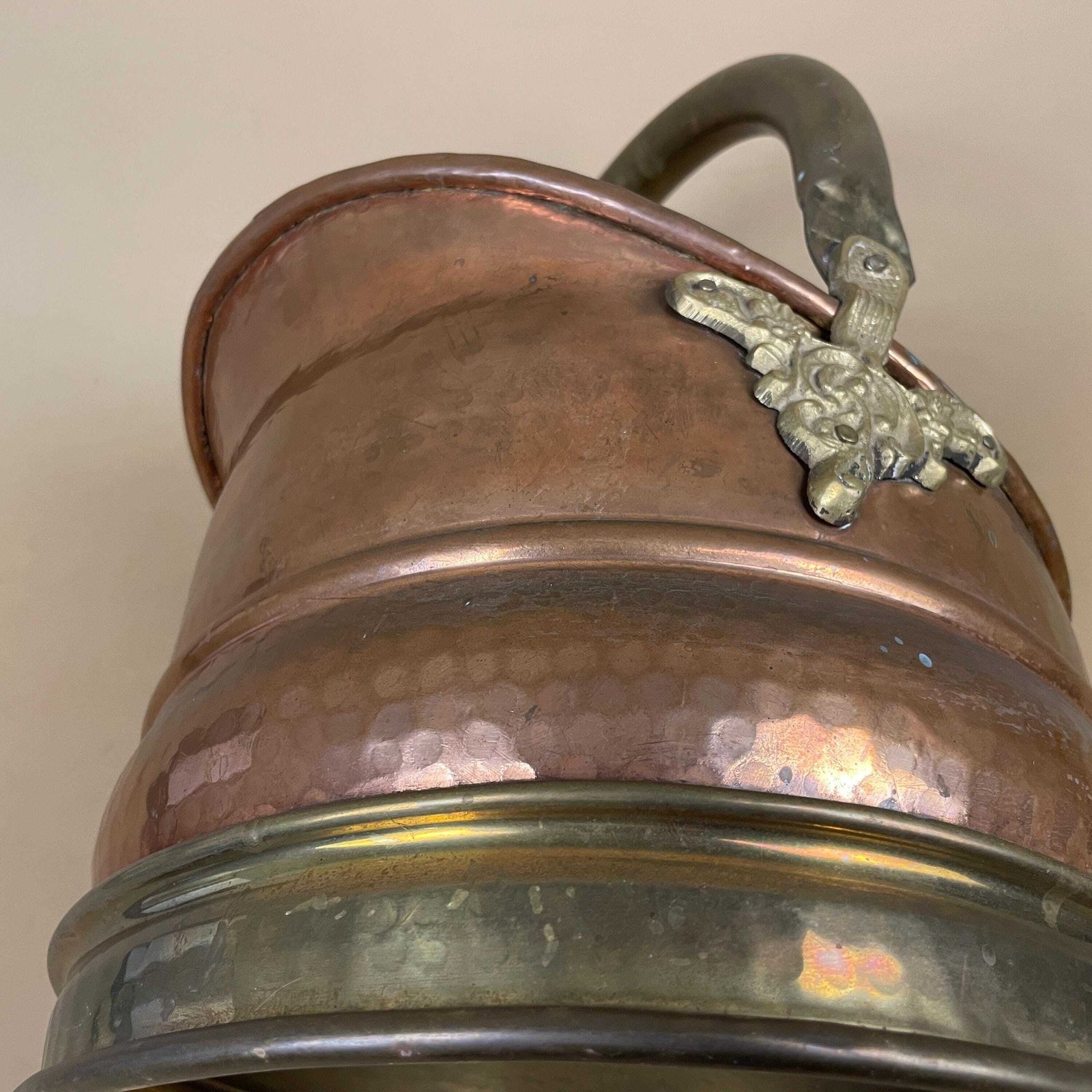 photo furniture Antique Metal Copper Coal Bucket Gold Brass Handle Fireside Fire Side Scuttle Helmet Cottage Vintage Fireplace Logs Ornate