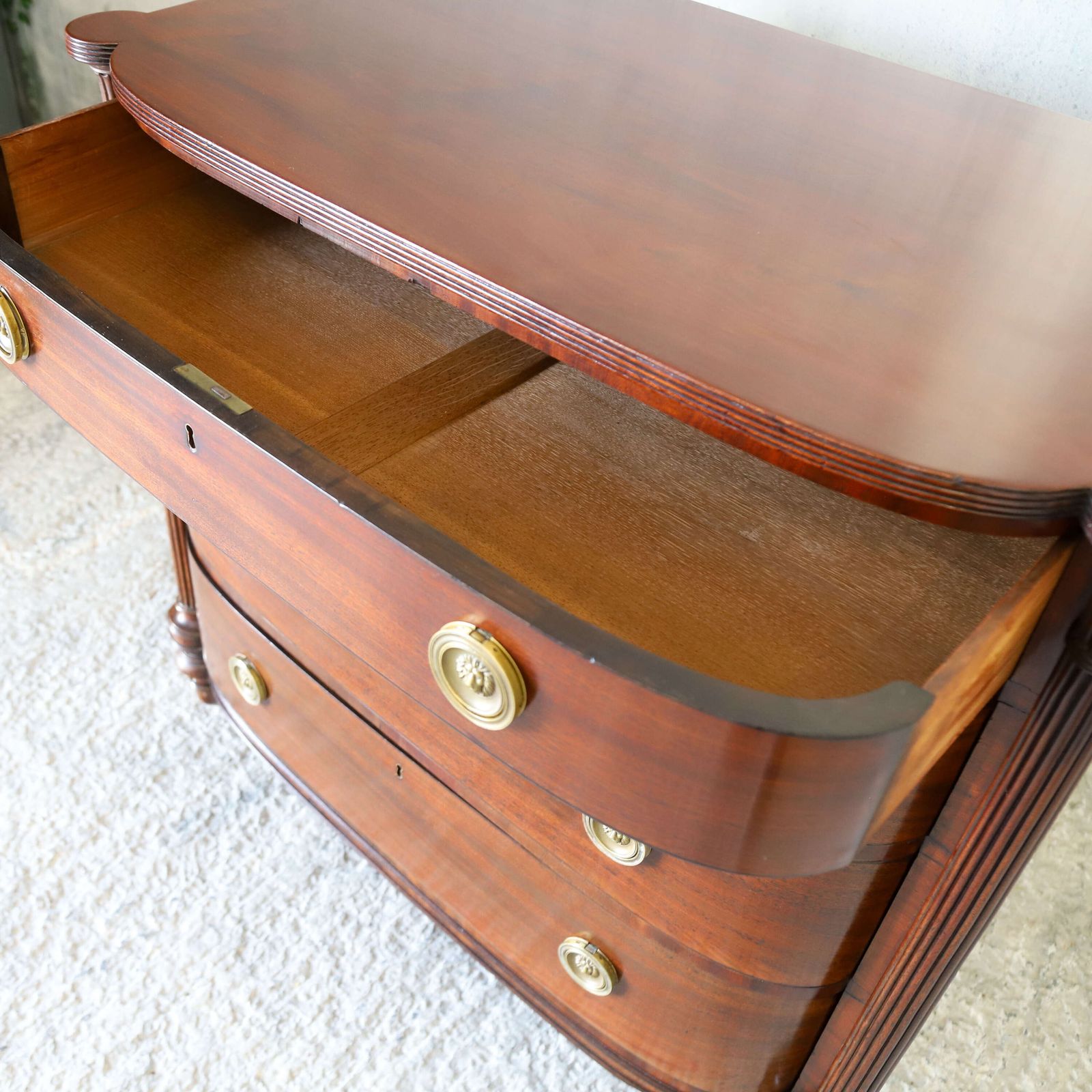 photo vinterior Scottish Regency Bow Front Chest Of 4 Graduated Drawers In Flame Mahogany Circa1830