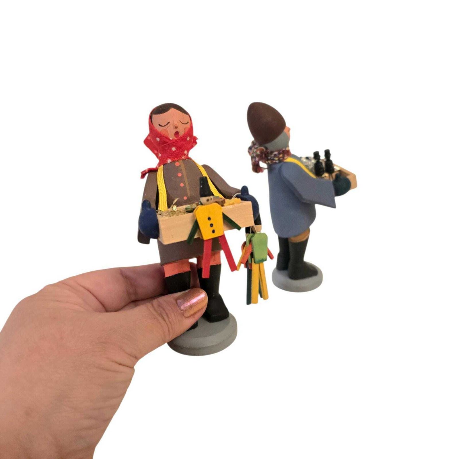 Figurines en bois traditionnelles de l'Erzgebirge représentant une paire d'enfants colporteurs de jouets. Sculptées à la main en Allemagne. photo Décoration
