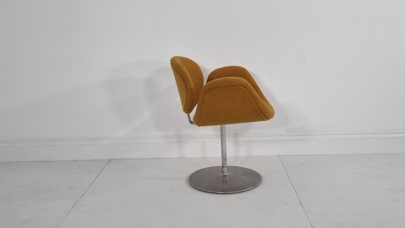 960.0 Artifort Tulip Chair In Mustard Boucle In Excellent Condition photo