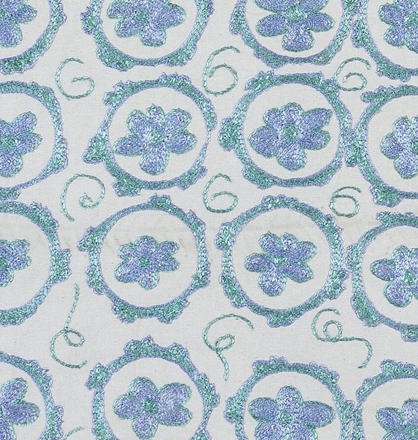 Housse de coussin en soie à motif de marguerites, dentelle brodée à la main, style Suzani. 17" x 17" photo furniture