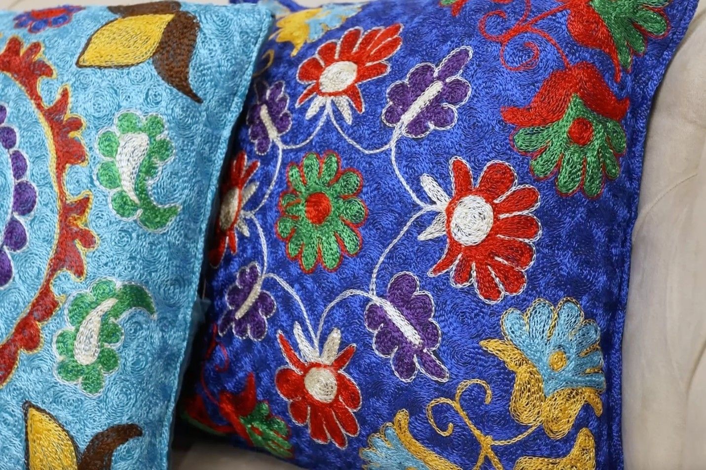 Housse de coussin 16" x 16" en broderie de soie. Taie d'oreiller bleue. Dentelle au point d'aiguille photo for sale