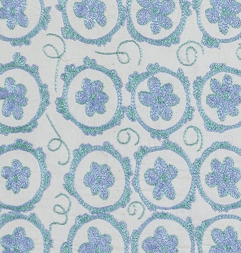 Housse de coussin en dentelle à motif de marguerites, housse de coussin en soie brodée à la main. 17" x 17" photo furniture