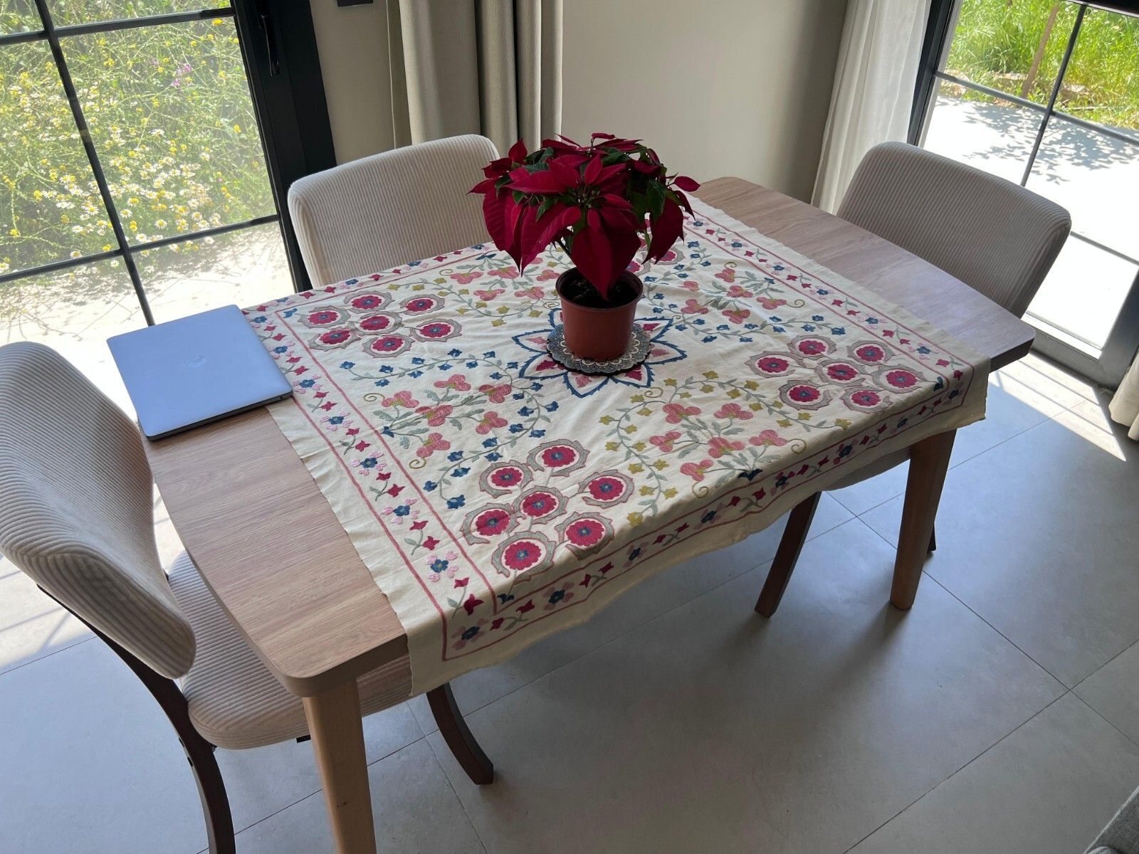 Tenture murale brodée 3,3 x 3,5 ft. Nappe en coton. Jeté de canapé fait main, neuf