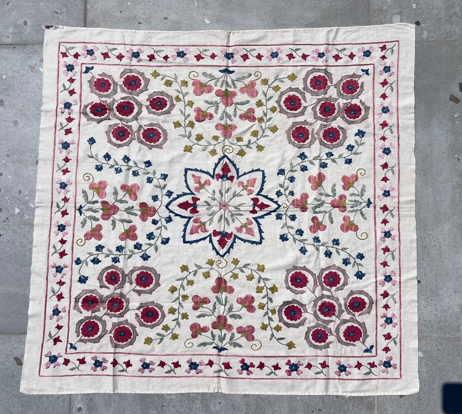 Tenture murale brodée 3,3 x 3,5 ft. Nappe en coton. Jeté de canapé fait main, neuf photo Art