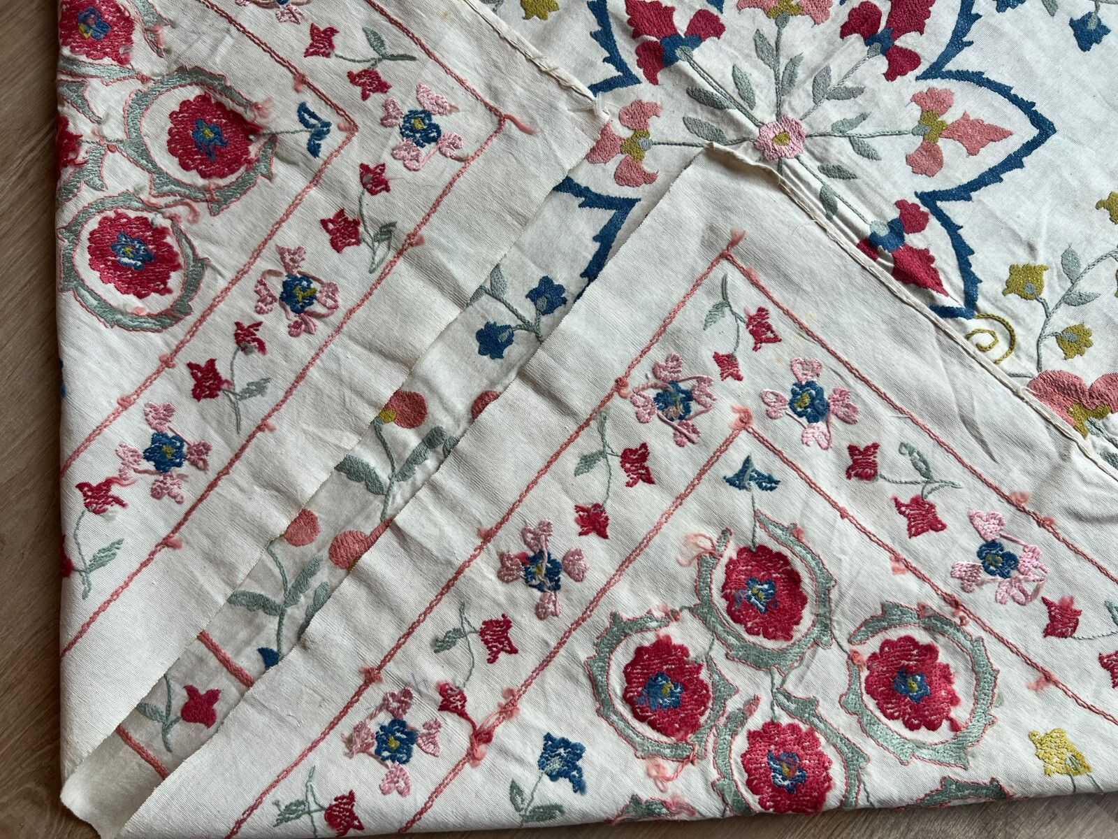 photo vintage Tenture murale brodée 3,3 x 3,5 ft. Nappe en coton. Jeté de canapé fait main, neuf