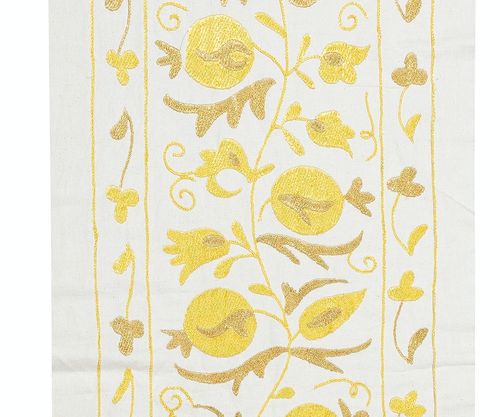 Chemin de table brodé 20 x 71 in. Tenture murale en coton. Nappe jaune photo for sale