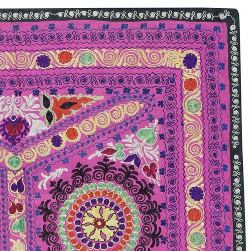 4,3 x 5,3 ft geborduurde zijden en katoenen wanddecoratie. Roze bedsprei. Nieuw tafelkleed photo for sale