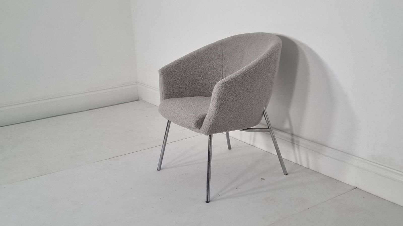 Artifort Lande Megan Chair In Grey Boucle In Excellent Condition photo vinterior