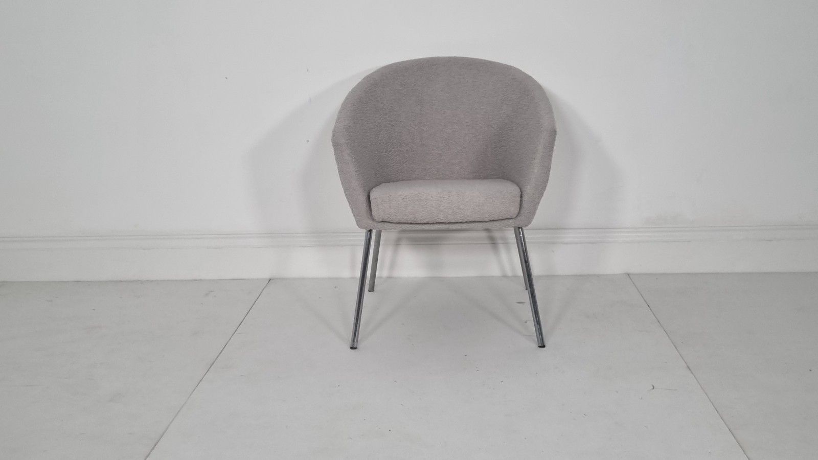 Artifort Lande Megan Chair In Grey Boucle In Excellent Condition photo furniture