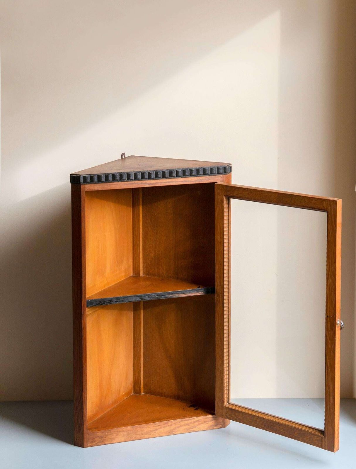 Art Deco Eiken Hoekkastje – Wandvitrine Met Glazen Deur – Amsterdamse School Stijl photo furniture