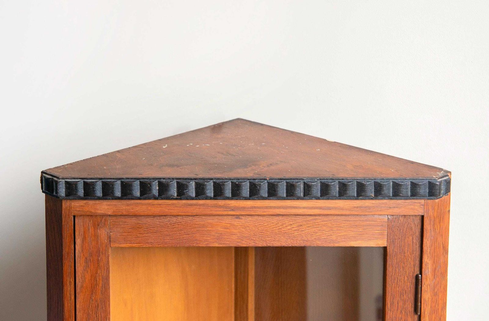 Art Deco Eiken Hoekkastje – Wandvitrine Met Glazen Deur – Amsterdamse School Stijl photo Meubels