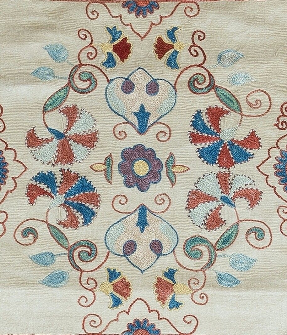 Housse de coussin suzani ouzbek 19 x 21 pouces (47 x 51 cm), broderie entièrement à la main en soie photo for sale