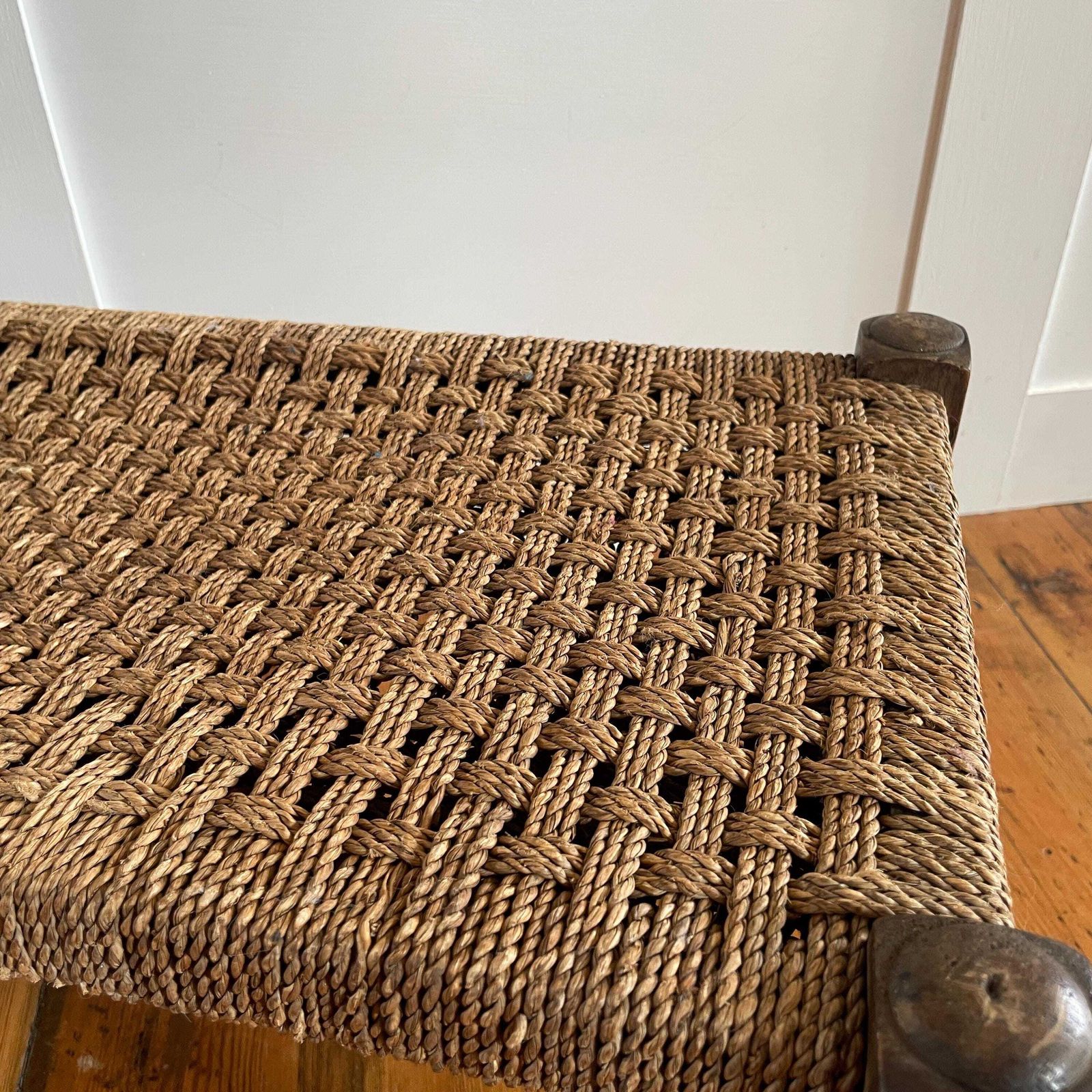 photo furniture Rush Seat Wooden Bench Long Rustic Woven Stool Farmhouse Entryway Hall Footstool Antique Style