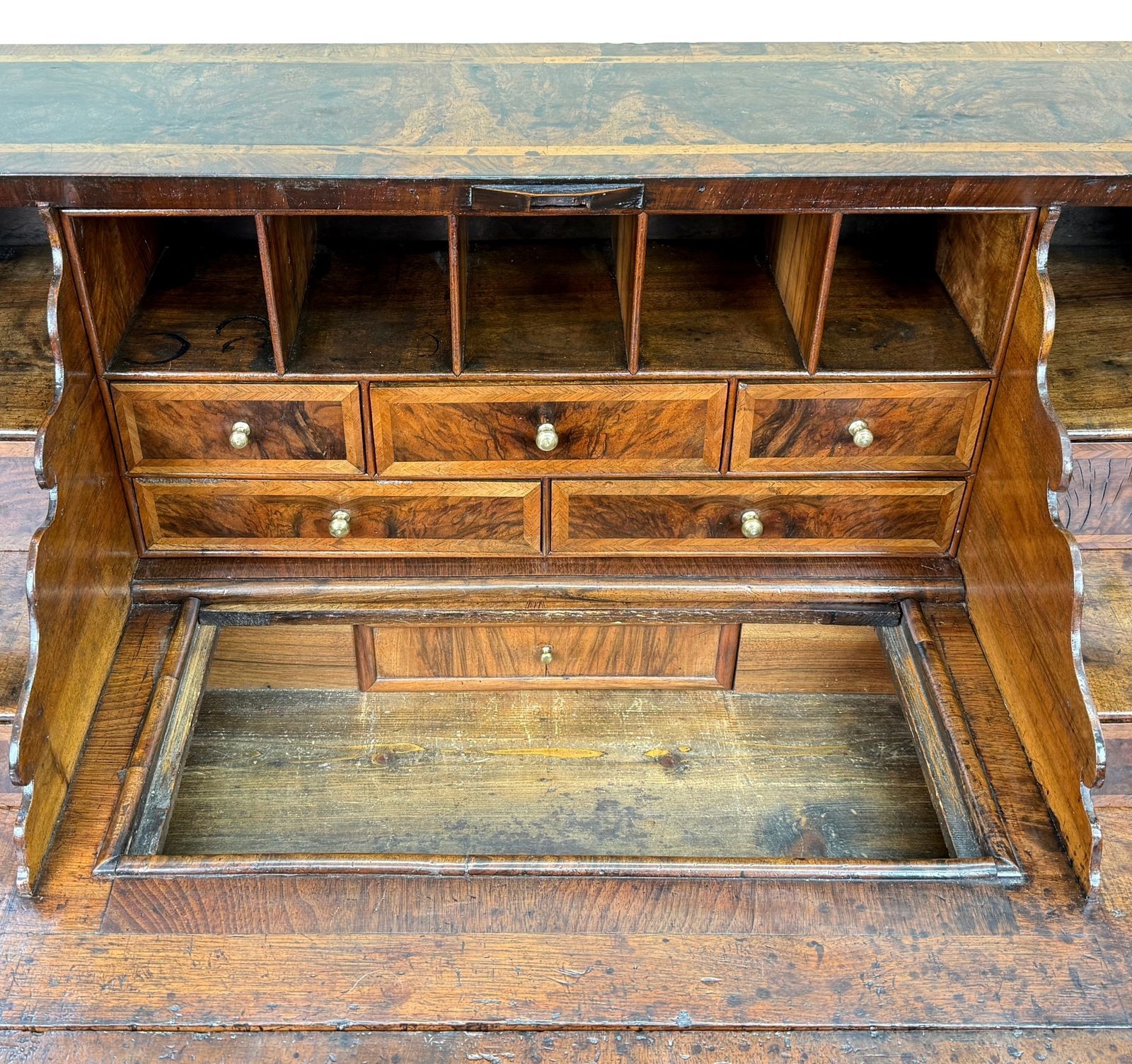 12000.0 Bureau en noyer d'époque Queen Anne, début du XVIIIe siècle (Angleterre, vers 1705) photo