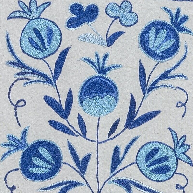 Housse de coussin Suzani en soie brodée main, coloris crème et bleu. 17" x 19" photo furniture