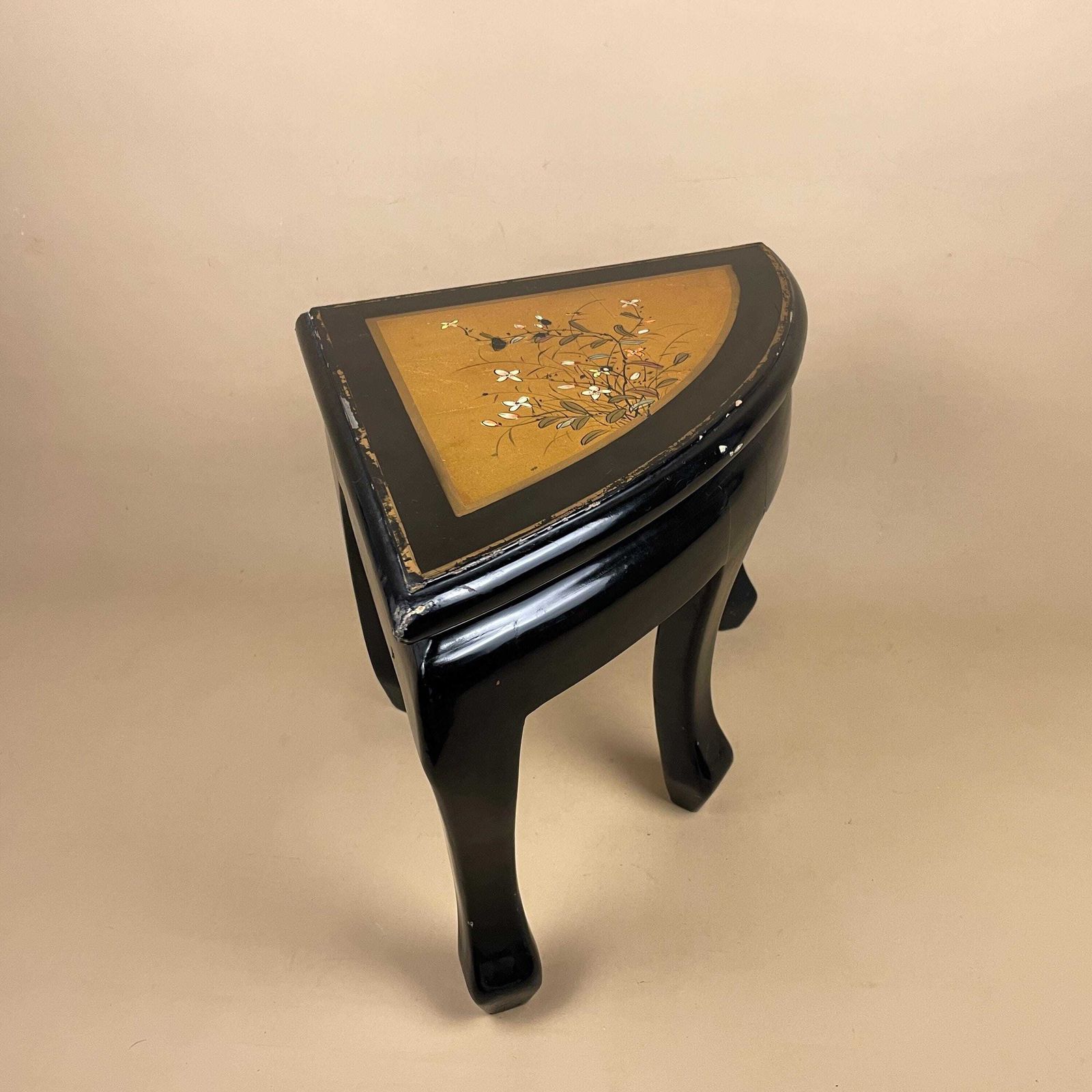 photo furniture Oriental Corner Table Hand Painted Gold Floral Top Black Curved Front Wood Vintage Chinese Chinoiserie Accent Tables Oriental