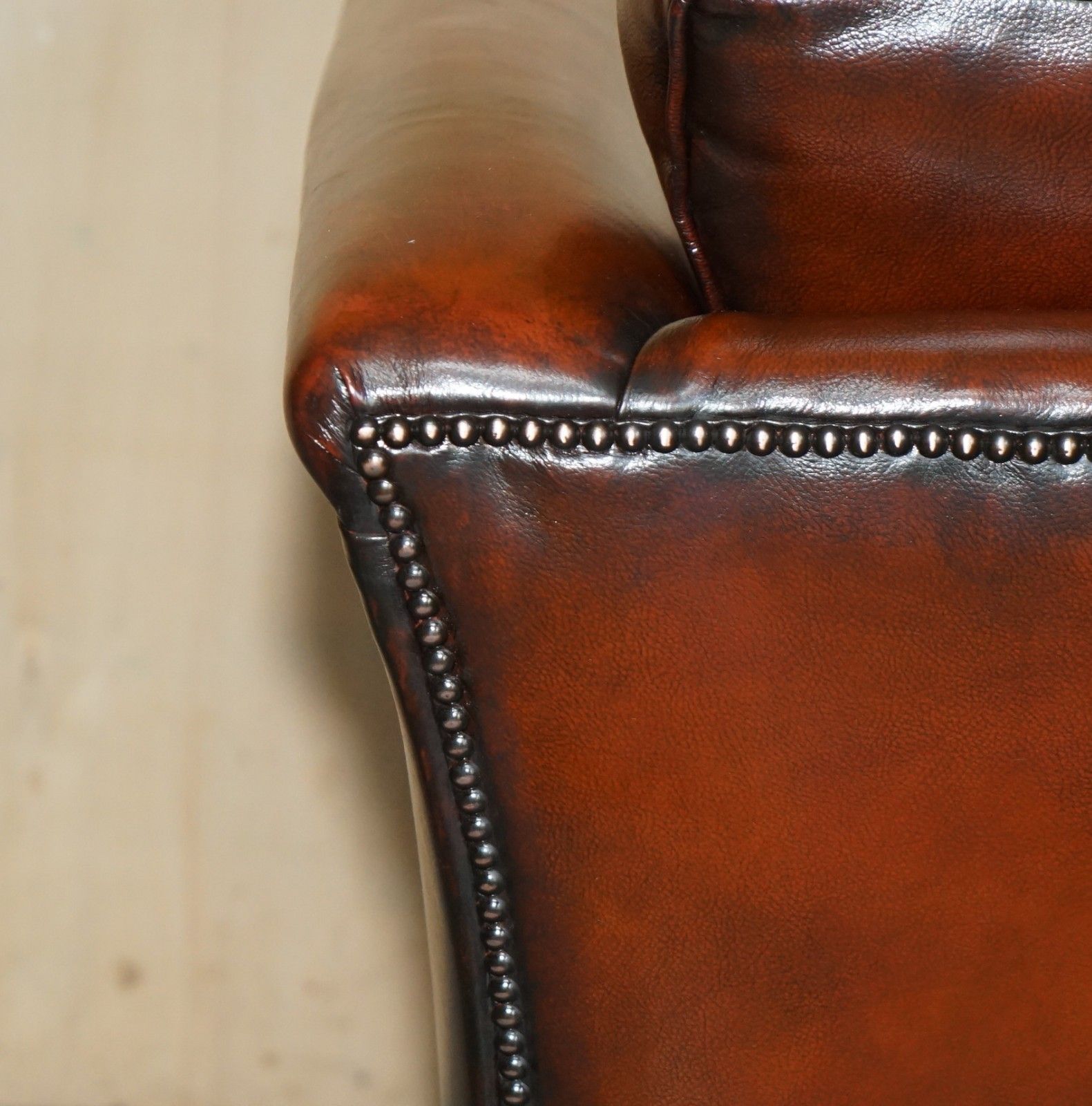 photo vintage Fully Restored Victorian Style Brown Leather Armchair With English Brass Castors