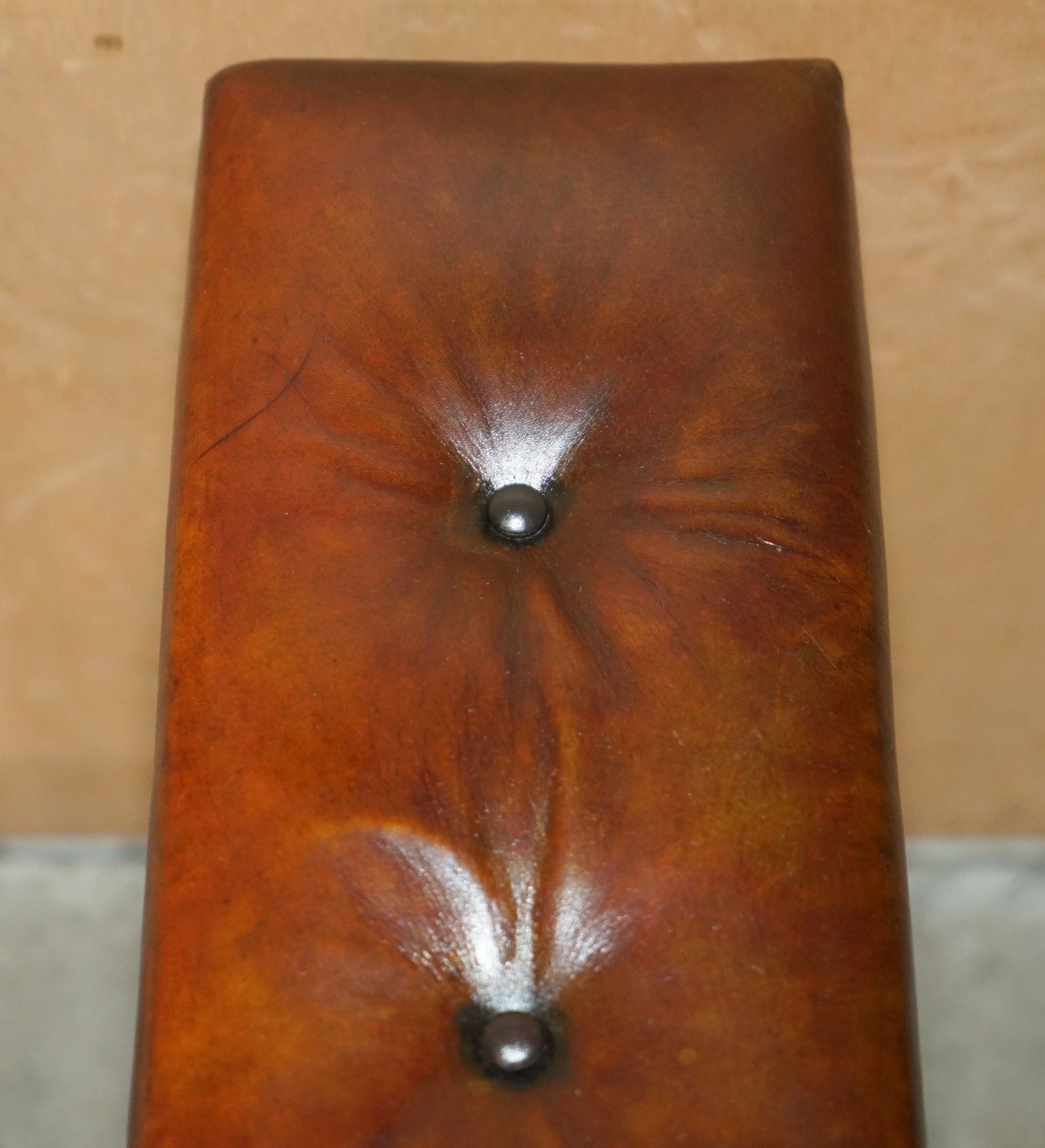 photo vintage Huge Museum Quality Victorian Whiskey Brown Leather Chesterfield Club Fender