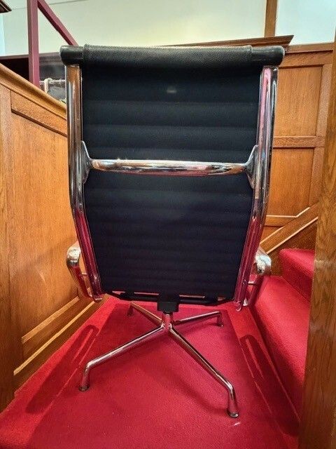 photo furniture 2 Charles & Ray Eames Aluminium Chairs Ea 124 – Lounge 1958