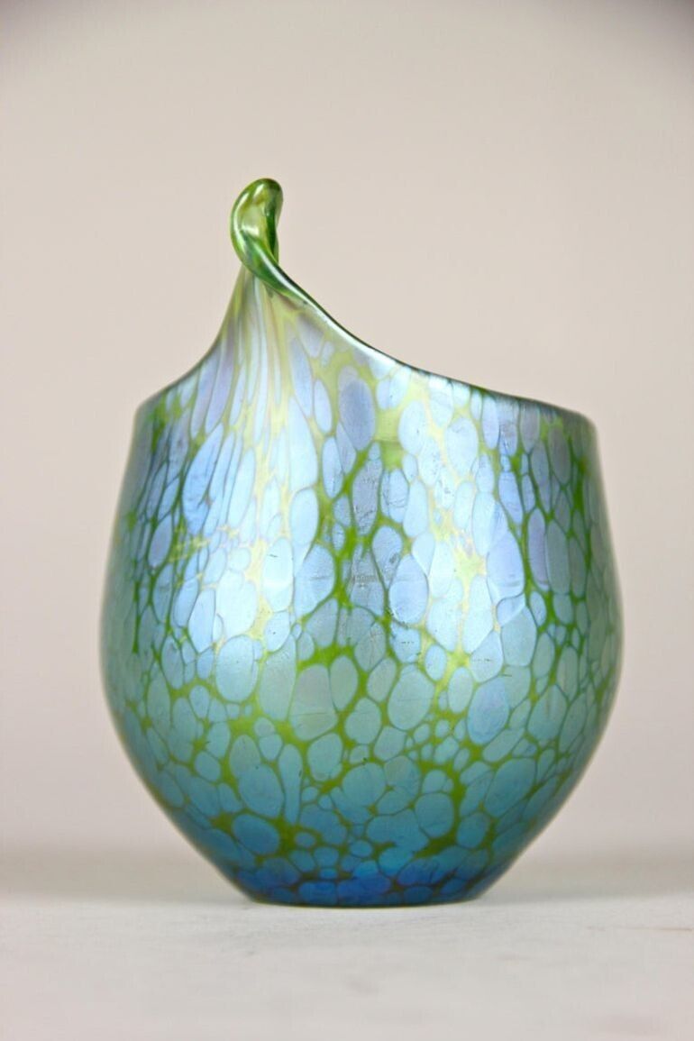 20th Century Iriscident Loetz Witwe Glass Vase Creta Papillon, Bohemia, Ca 1902 photo 1880.0