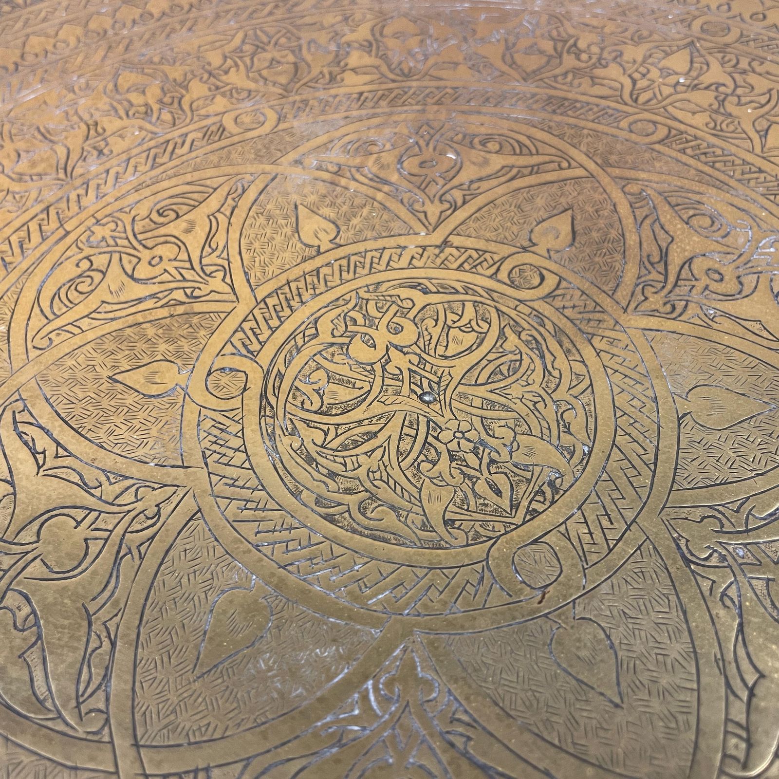 Indian Metal Gold Patterned Brass Tray 56.5cm Plate Asian Handmade Etched Intricate Decorative Pattern Scalloped Vintage Circular Antique photo vinterior